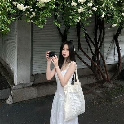 红鞋男子